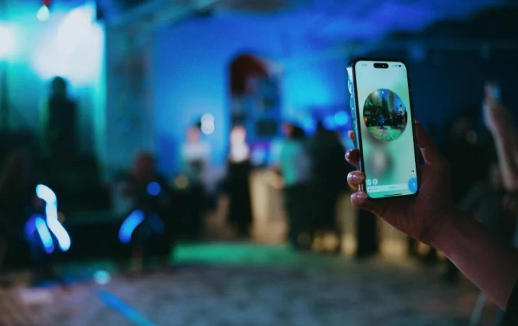 На открытии "Людей в синем" звучала живая музыка атмосфера напоминала сказку