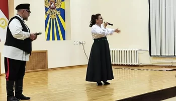 Концерт агитбригады "Звёздный десант" в Чкаловске собрал военнослужащих и ветеранов авиаполка Росгва