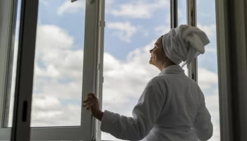 Okna Eko: фиксируем цены и дарим москитные сетки на остекление домов