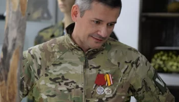 Центр патриотического воспитания получил артефакты с СВО от офицера Игоря Гончарова