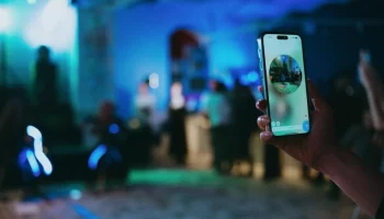 На открытии "Людей в синем" звучала живая музыка атмосфера напоминала сказку